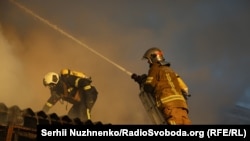Ліквідація пожежі після російського удару в Києві, ілюстративне фото