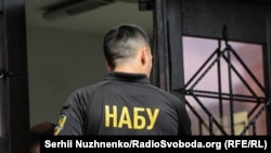 Йдеться про предмети, ззовні схожі на антикваріат, а також понад 3,7 мільйона доларів готівкою, 840 тисяч євро, 20 тисяч фунтів, 230 тисяч гривень і 100 шекелів