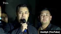 Садыр Жапаров (ортодо) Өкмөт Үйүнүн алдында тарапкерлерине кайрылган. Бишкек шаары. 8-октябрь, 2020-жыл.