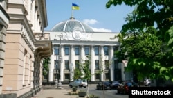 З пропозицією заборонити журналістам «112», NewsOne і ZIK працювати в Раді виступив депутат «Голосу» Роман Лозинський. «ОПЗЖ» – проти