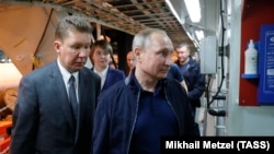 Президент России Владимир Путин и шеф «Газпрома» Алексей Миллер на борту трубоукладочного судна, принимавшего участие в строительстве газопровода «Турецкий поток». Черное море в районе Анапы, 23 июня 2017 года