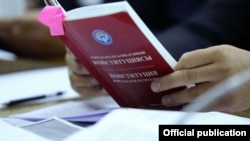 Садыр Жапаров жаңы Конституцияга 5-майда кол коюп, элге кайрылуу жасайт.
