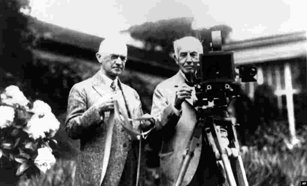 Засновник Eastman Kodak Джордж Істмен (ліворуч) і Томас Едісон із їхніми винаходами в грудні 1919 року. Едісон винайшов обладнання для кінофільмування, а Істмен – рулонну плівку і фотоапарат для неї, все це допомогло в розвитку кінематографії