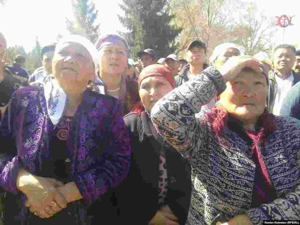 Натыйжада "Ташматов сөзүн улантсын" дегендер менен ага каршылардын ортосунда тирешүү чыгып кете жаздады.