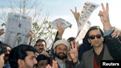 د جنګ او جيو ډلې مشر مير شکيل الرحمان تورې عينکې په سترګو د بريا نښه جوړه کړې (ارشيف)