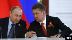 Президент Росії Володимир Путін (ліворуч) і керівник російського «Газпрому» Олексій Міллер, Москва, 8 травня 2015 року