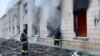 Рятувальники працюють на місці удару по лікарні під час нападу Росії на Україну в Краснопіллі, Сумська область, Україна, 19 березня 2025 року