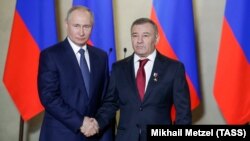 Витік понад 50 тисяч електронних листів і документів, надісланих між 2013 і 2020 роками показує, як брати-мільярдери Борис і Аркадій Ротенберги, друзі дитинства Путіна, переміщують компанії по всьому світу (на фото – Путін і Аркадій Ротенберг)