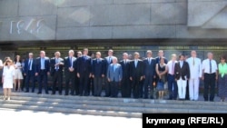 Французькі політики біля підніжжя Меморіалу героїчної оборони Севастополя