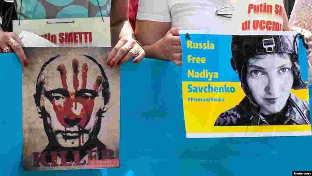 Плакати учасників протесту проти агресії Росії напередодні візиту до Італії російського президента Володимира Путіна. Мілан, 9 червня 2015 року