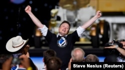 Իլոն Մասը տոնում է SpaceX հրթիռի հաջող արձակումը, Կանավերալի հրվանդան, Ֆլորիդա, 30 մայիսի 2020թ. 