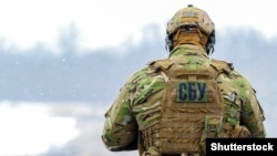 За даними відомства, чоловіки представлялись співробітниками СБУ і пропонували іноземцям своє «сприяння» в отриманні українського паспорта
