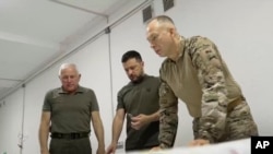 Владимир Зеленский изучает карту боевых действий вместе с главнокомандующим ВСУ Александром Сырским