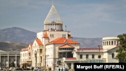 Լեռնային Ղարաբաղի խորհրդարանի շենքը Ստեփանակերտում, արխիվ