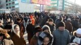 Жители города Актау, вышедшие на центральную площадь города в знак солидарности с бастующими Жанаозена. Актау, 18 декабря 2011 года.
