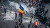 Piața Victoriei/10 august 2018, Mitingul Diasporei, dispersat de forțele de ordine. Protestatarii demonstrau pașnic contra modificărilor din 2017 la legile justiției, inițiate de guv. Dragnea/ Dăncilă. Românii din străinătate își exprimaseră solidaritatea de-a lungul a doi ani. 