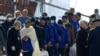 Migrantë, të ndaluar në ujërat italiane, zbresin në portin shqiptar të Shëngjinit më 28 janar 2025.