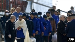 Migrantë, të ndaluar në ujërat italiane, zbresin në portin shqiptar të Shëngjinit më 28 janar 2025.