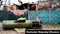 Залишки російської ракети у селі Козаровичі під Києвом, 22 квітня 2022 року