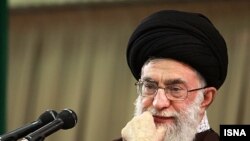 آيت الله خامنه اى در بخش ديگرى از اظهارات خود به شعارهاى هواداران جنبش سبز در اعتراض هاى اخير اشاره كرده و از «مخالفت و خط زدن شعار مرگ بر اسرائيل و مرگ بر آمريكا» توسط آنها انتقاد كرد.