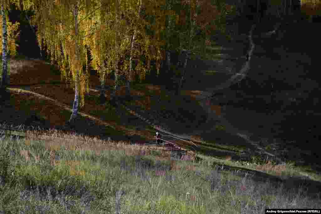 Дорога к роднику. Вид с насыпи.&nbsp;Местные жители называют старую&nbsp; насыпь недостроенной железной дороги дамбой. Она настолько органично вписана в местный рельеф, что, лишь приглядевшись, можно догадаться об искусственном происхождении возвышенности. Сегодня это самый короткий путь из Дербышек в Сосновку, Нагорный, Новую Сосновку и Аки. На машинах здесь ездят с опаской. Чаще местные передвигаются по старинке&nbsp;&mdash; пешком, почти также, как раньше ходили из одной деревни в другую. &nbsp;
