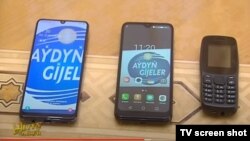 Смартфоны, произведенные в Туркменистане. Кадр из репортажа гостелевидения.