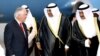 رکس تیلرسون،وزیر خارجه آمریکا در کنار شیخ صباح خالد احمد آل صباح، وزیر خارجه کویت (چپ) در فرودگاه بین المللی کویت