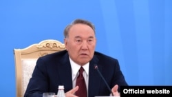 Бывший президент Казахстана Нурсултан Назарбаев, несмотря на отставку в 2019 году, обладает полномочиями, которые позволяют ему оказывать значительное влияние на государственный аппарат