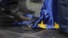 Протестувальники спалили і розтоптали прапор Європейського Союзу під час демонстрації в Будапешті, 14 січня 2012 року