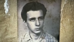 На фото молодий Леонід Плющ. Кадр з фільму Матьє Шварца «Математики, які «нагнули» Кремль»