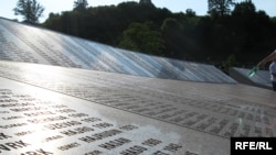 Spomenik u Memorijalnom centru Potočari sa imenima žrtava ubijenih u Srebrenici u julu 1995. godine, 10. juli 2010. godine