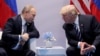 Президент США Дональд Трамп (праворуч) і президент Росії Володимир Путін під час двосторонньої зустрічі на саміті «Групи двадцяти» (G20)