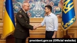 Президент України Володимир Зеленський (п) і генерал-лейтенант Руслан Хомчак (л), начальник Генштабу – головнокомандувач Збройних сил України. Київ, 21 травня 2019 