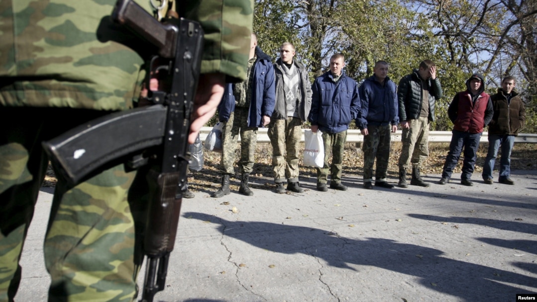 Украинские военнопленные накануне обмена в Луганской области. Октябрь 2015 года 