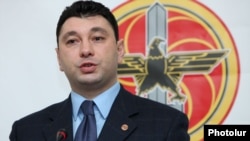 Հանրապետական կուսակցության խոսնակ Էդուարդ Շարմազանովը մամուլի ասուլիսում: 19-ը դեկտեմբերի, 2011թ.