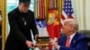 США: Маск получил от Трампа символический ключ от Белого дома, оставляя администрацию