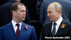Очільник Росії Володимир Путін (праворуч) і тодішній прем'єр-міністр Росії Дмитро Медведєв. Москва, 9 травня 2019 року