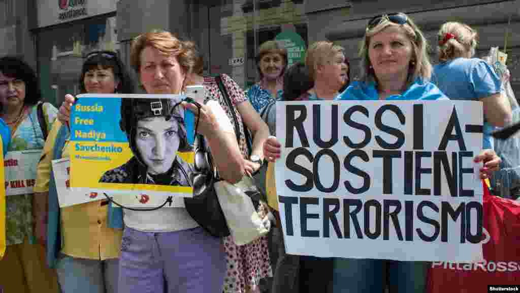 Плакати учасників протесту проти агресії Росії напередодні візиту до Італії російського президента Володимира Путіна. Мілан, 9 червня 2015 року