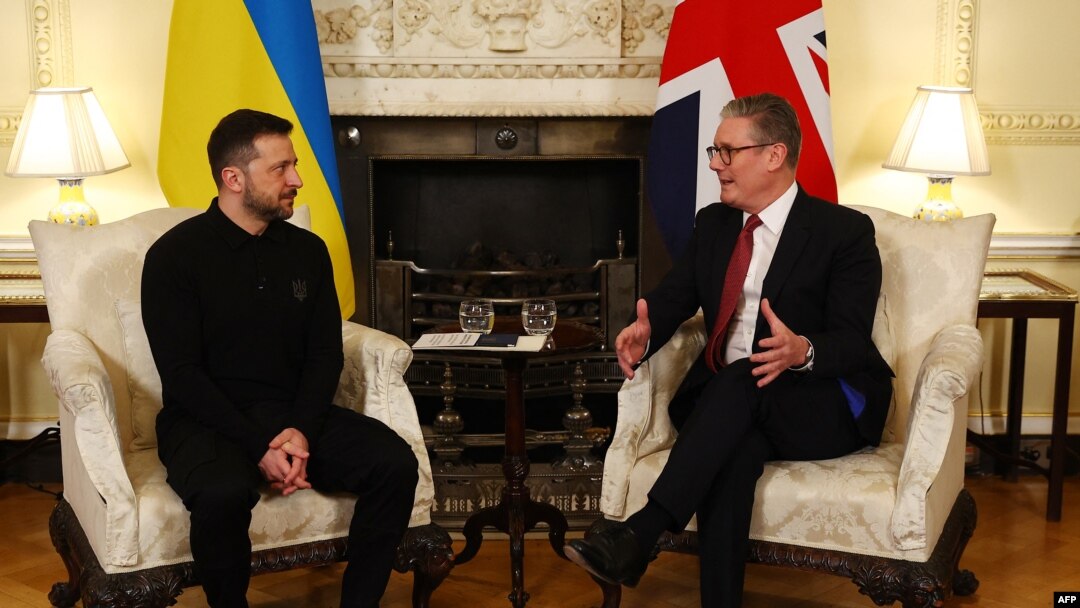 Украинскиот претседател Володомир Зеленски и британскиот премиер Кит Сатрмер, 1 март 2025 година