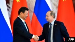 Кытай президенти Си Цзинпин жана Орусия президенти Владимир Путин келишимдерге кол коюу учурунда. Кремль. 8-май 2015