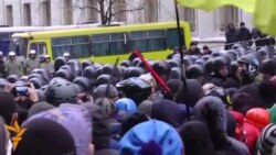 Сутички, сльозогінний газ, світло-шумові гранати на Банковій