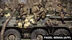 Українські військові на броньованій військовій машині в місті Сєвєродонецьку Луганської області, 7 квітня 2022 року