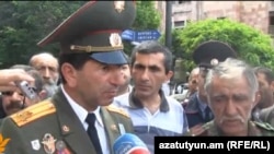 Վոլոդյա Ավետիսյանը (ձ) զրուցում է լրագրողների հետ, արխիվ
