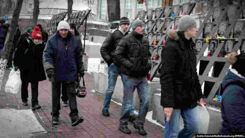 «Куплені активісти» з мітингу під НБУ проходять повз меморіалу Героям Небесної сотні, Київ, 16 листопада 2016 року БІЛЬШЕ ПРО ЦЕ