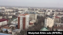 Өкмөт бирден-бир өнүгүп келаткан тармак катары курулушту көрсөтүп келет. Бишкек шаары.