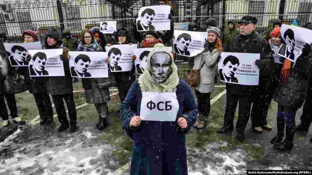Біля посольства Росії в Києві відбулася акція-перфоманс «Росія поставила на конвеєр розправи над українськими журналістами» на підтримку українських журналістів Миколи Семени, Романа Сущенка, Анни Андрієвської та Андрія Клименка, проти яких Росія відкрила кримінальні справи за надуманими обвинуваченнями. Київ, 11 листопада 2016 року