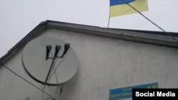 Табличка на будинку Володимира Балуха у Криму