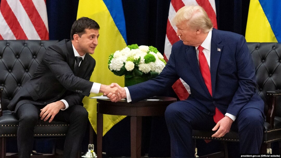 Președintele ucrainean Volodimir Zelenski (stânga) și președintele de atunci al SUA, Donald Trump, la New York în septembrie 2019.