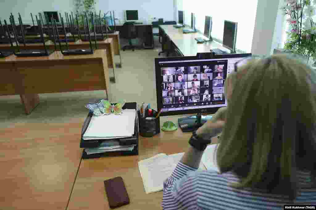 Новосибирскиде мугалим окуучуларына видео байланыш аркылуу сабак өтүп жатат. 