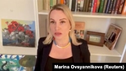 Орусиянын "Биринчи каналынын" редактору Марина Овсянникова жүктөгөн видеокайрылуудан алынган сүрөт. 